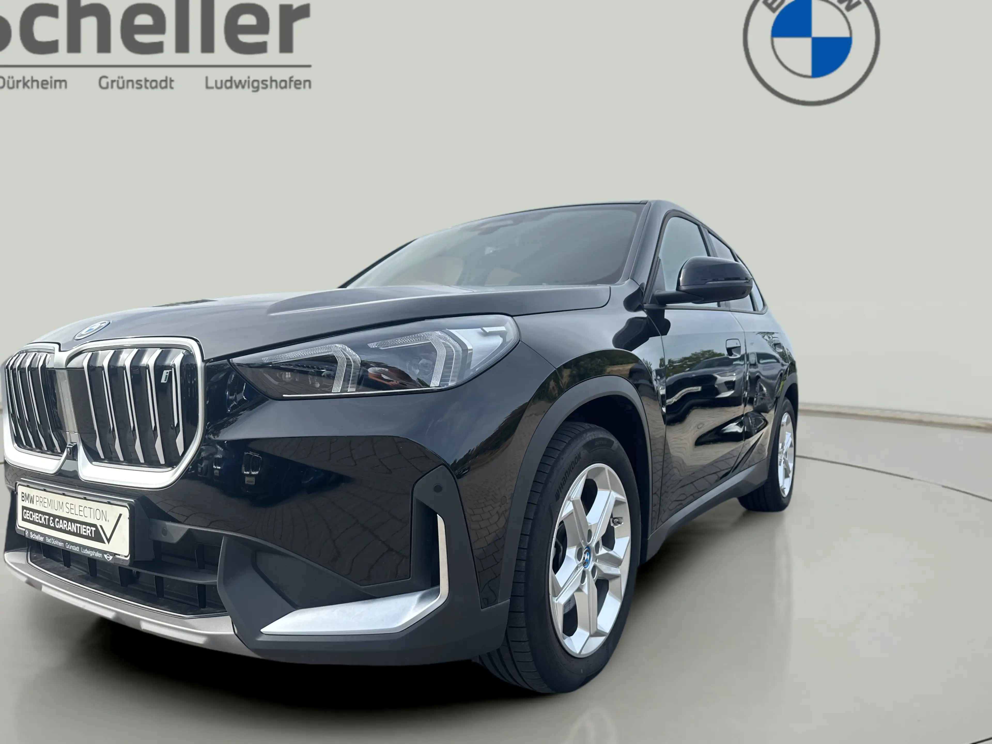 BMW iX1 xDrive30 — photo 10