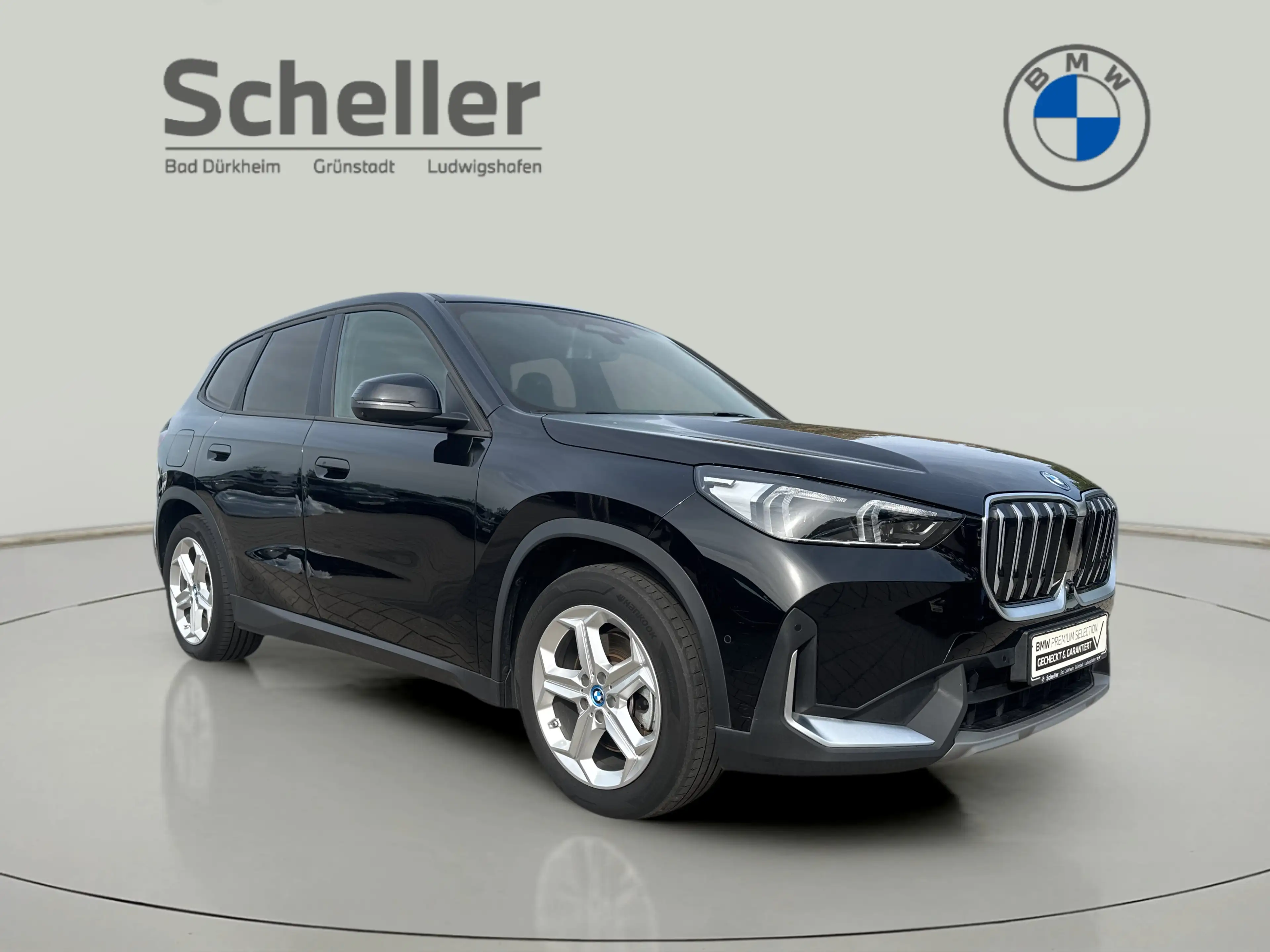 BMW iX1 xDrive30 — photo 9
