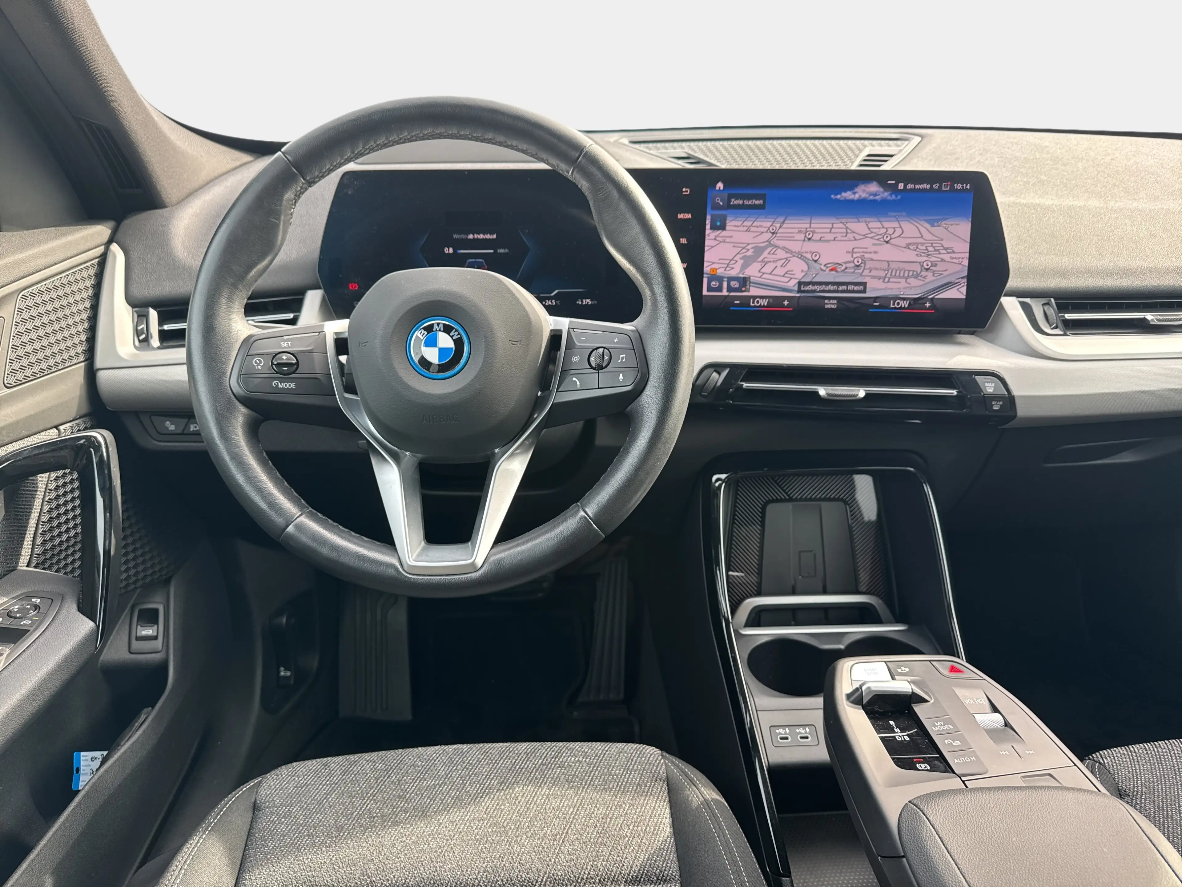 BMW iX1 xDrive30 — photo 14
