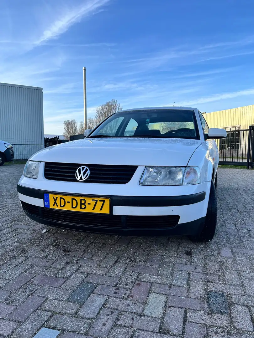 Volkswagen Passat 1.8-5V Trendline Blanc - 1