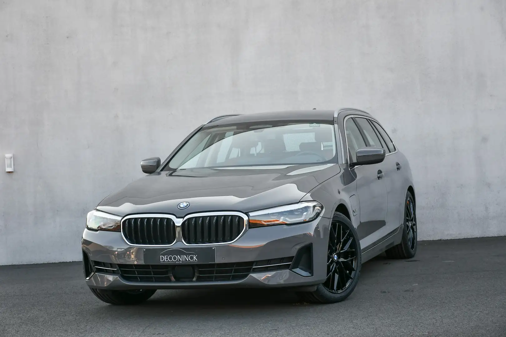 BMW 530 Touring 530e *xDRIVE*CARPLAY*AMBIENT*LED*LEDER* Grau - 1