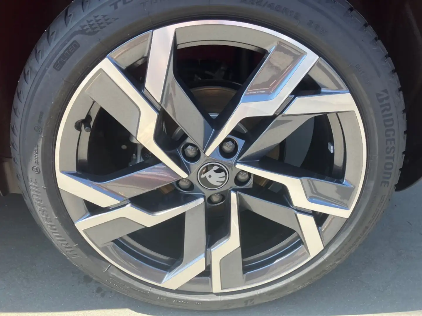 Skoda Karoq 2,0TDI Sportline DSG 4x4 GV5 AHK Pano Sound 19Zoll Grau - 1