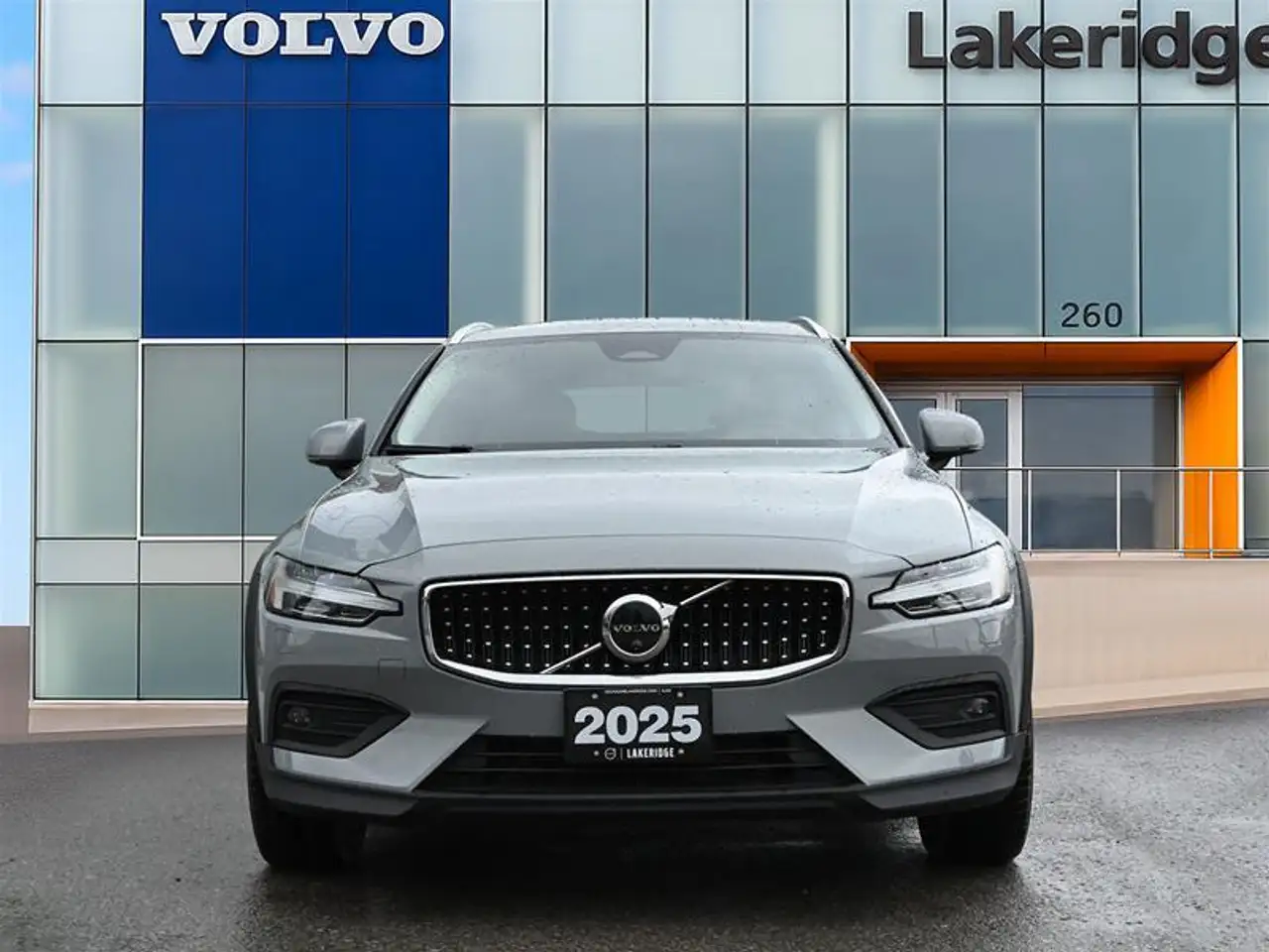 Volvo V60 Cross Country снимка Volvo V60 Cross Country