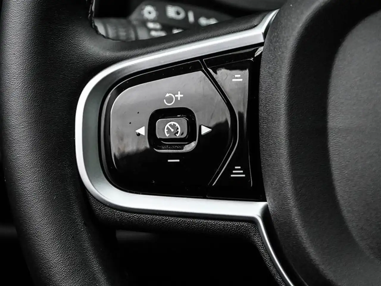 Volvo V60 Cross Country снимка Volvo V60 Cross Country