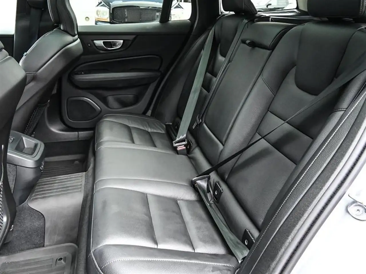Volvo V60 Cross Country снимка Volvo V60 Cross Country