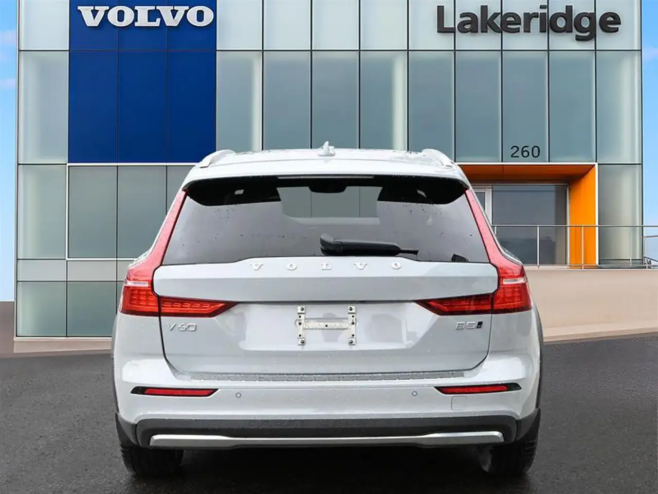 Volvo V60 Cross Country снимка Volvo V60 Cross Country