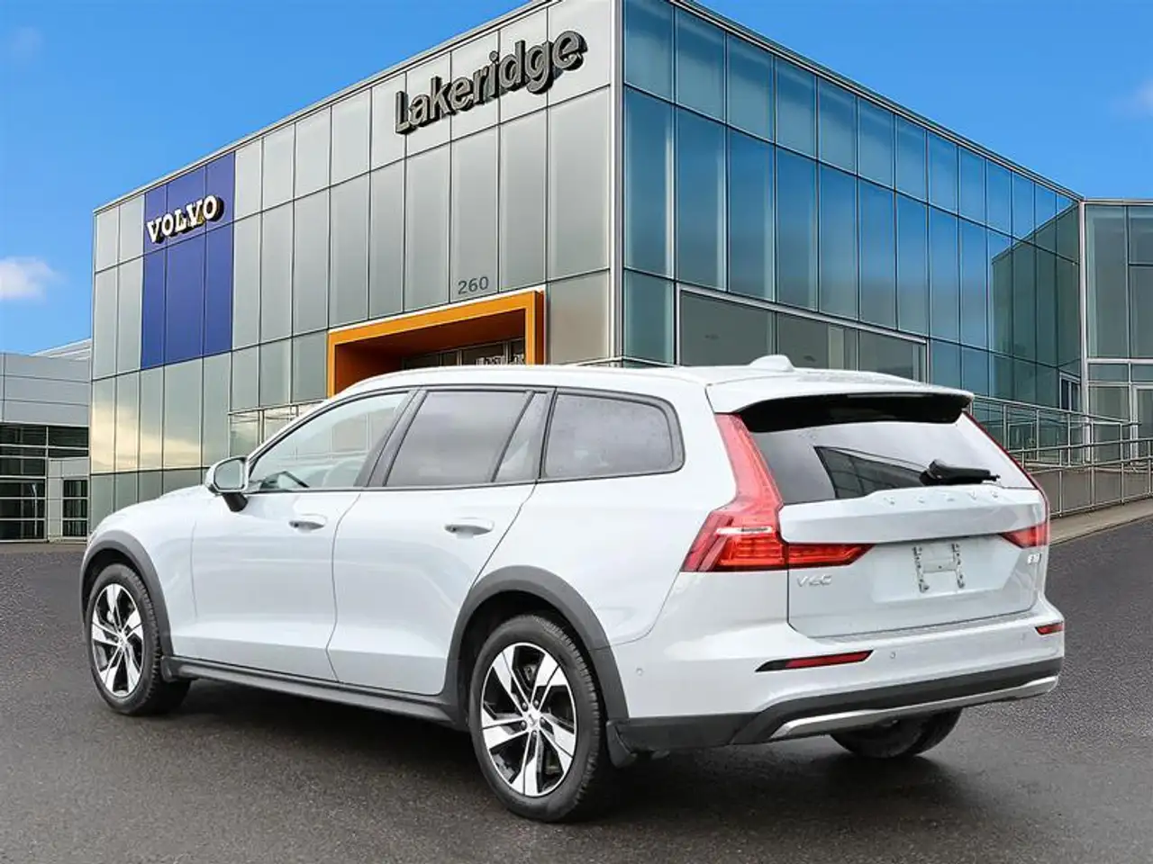 Volvo V60 Cross Country снимка Volvo V60 Cross Country