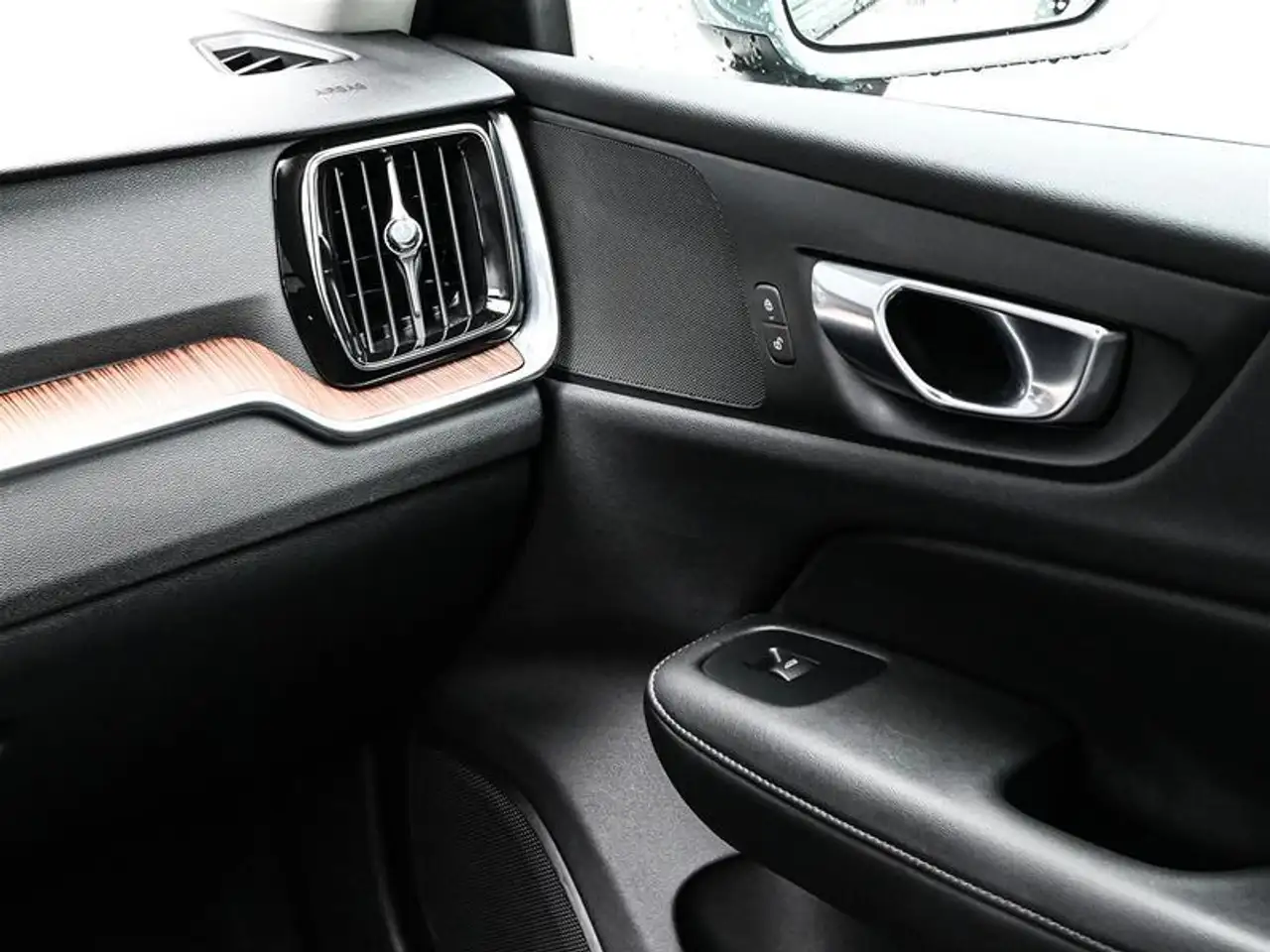 Volvo V60 Cross Country снимка Volvo V60 Cross Country
