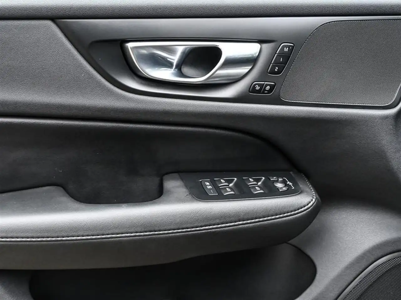 Volvo V60 Cross Country снимка Volvo V60 Cross Country