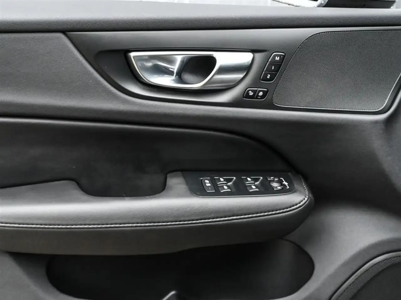 Volvo V60 Cross Country снимка Volvo V60 Cross Country