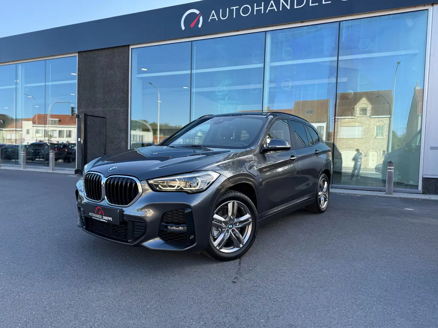 BMW X1 X1 xDrive25e M Sport // Pano//Full! Grau - 1