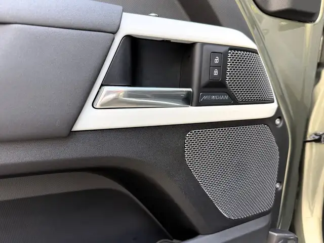 Land Rover Defender view 13