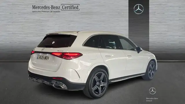 Mercedes-Benz 220 view 2
