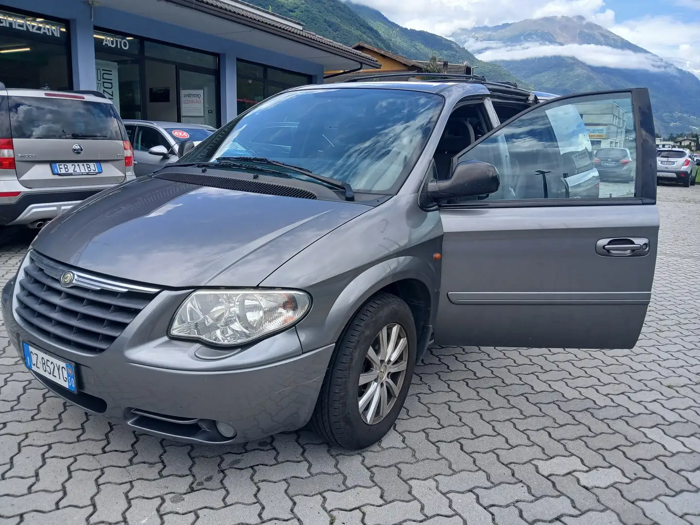 Chrysler Voyager Voyager IV 2004 2.8 crd LX Leather Argento - 1