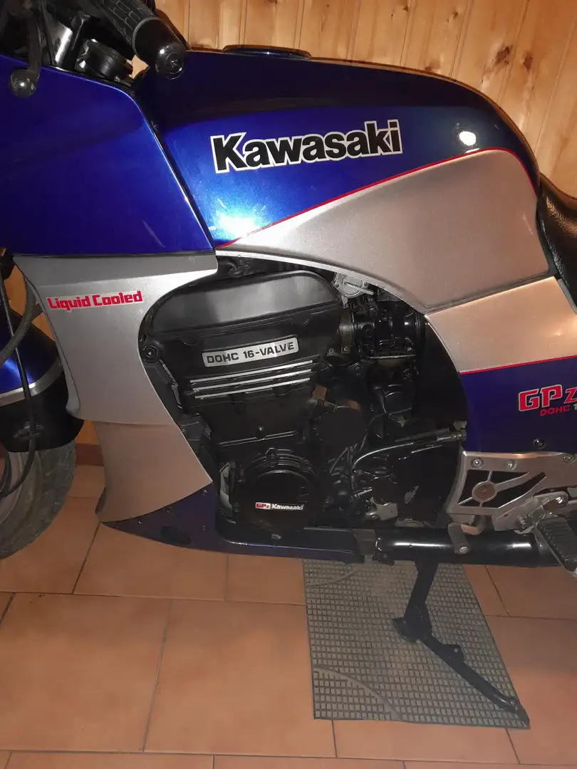 Kawasaki GPZ 900 R Blauw - 1