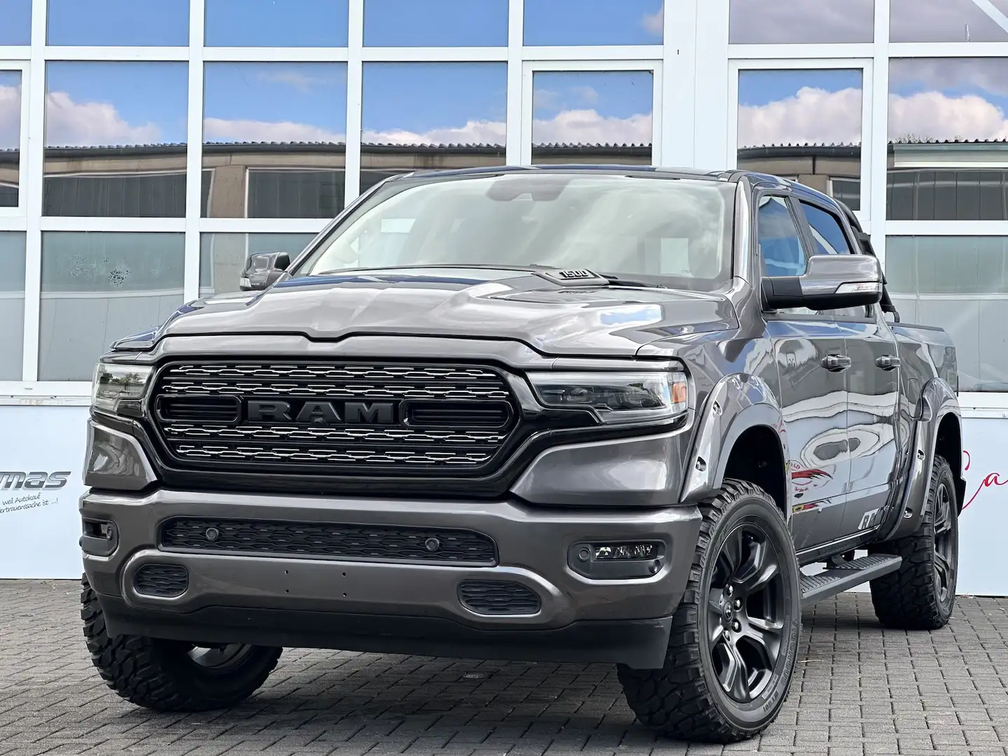 Dodge RAM 1500 Laramie 5,7 4x4 Offroad Leder LED PDC Grijs - 1