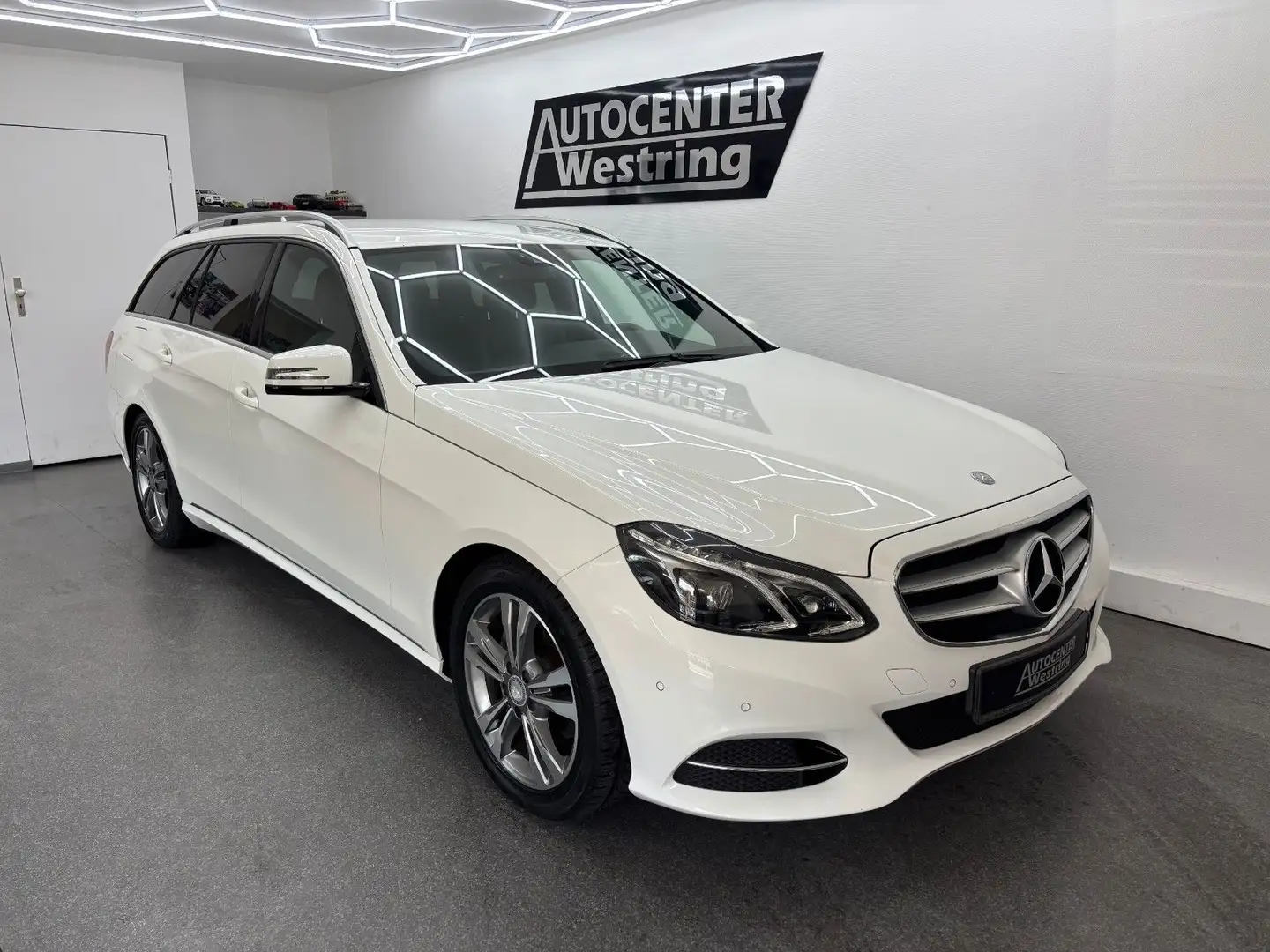 Mercedes-Benz E 200 CGI T-Model BlueEfficiency*LED*leder*AHK Weiß - 1