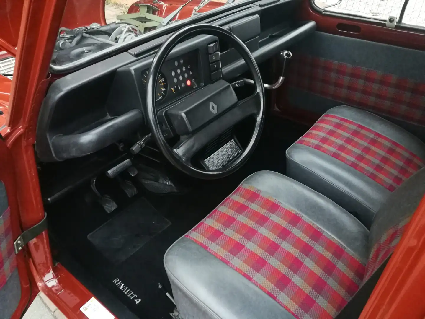 Renault R 4 TL Maro - 2