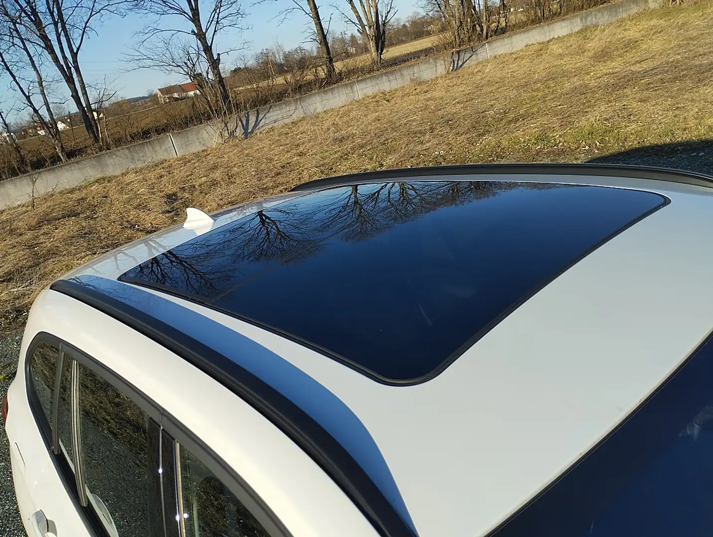 BMW X1 sDrive18d Aut.Advantage,Panoramadach,Head-up-Di... Weiß - 2