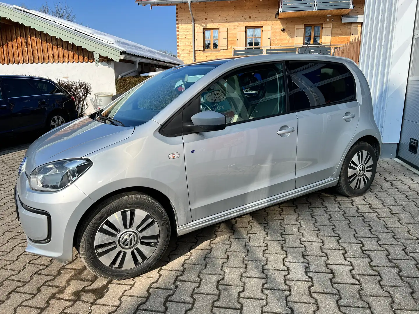 Volkswagen up! e- (121) Stříbrná - 1