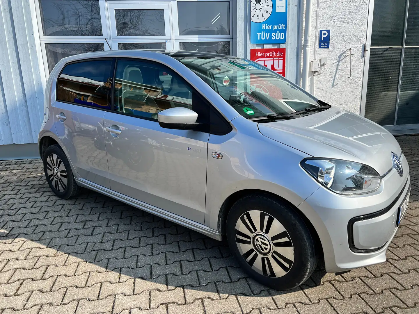 Volkswagen up! e- (121) Stříbrná - 2