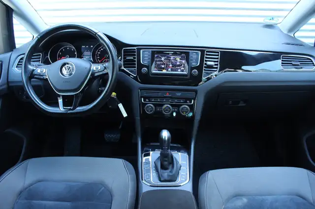 Volkswagen Golf Sportsvan view 2