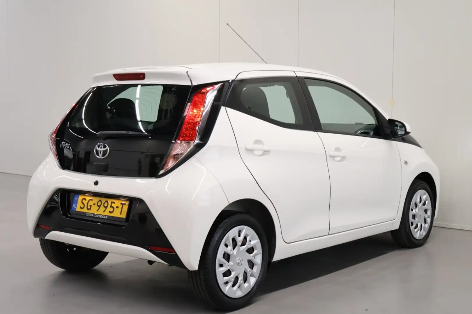 Toyota Aygo 1.0 VVT-i x-nav Bianco - 2
