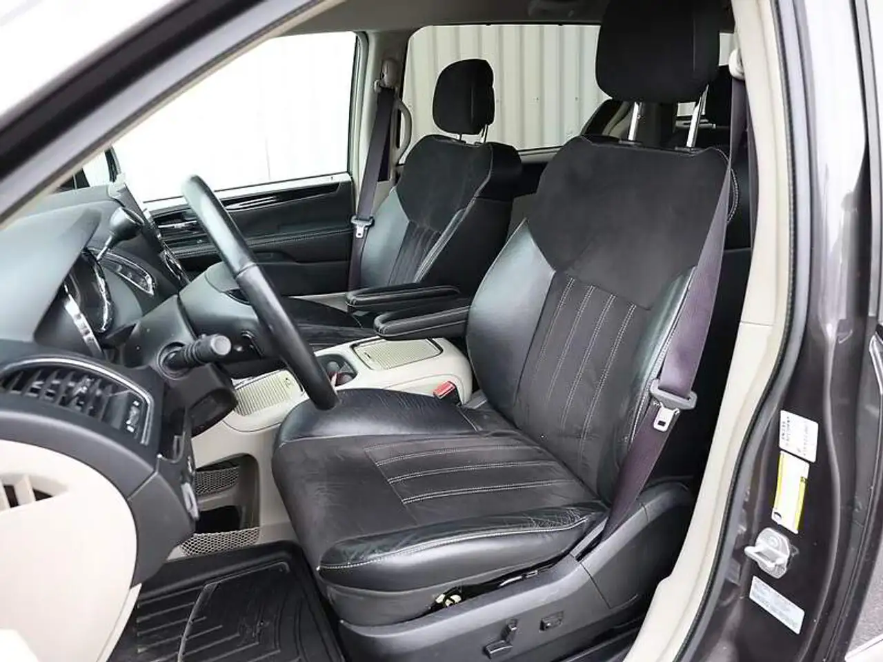 Chrysler Town & Country снимка Chrysler Town & Country