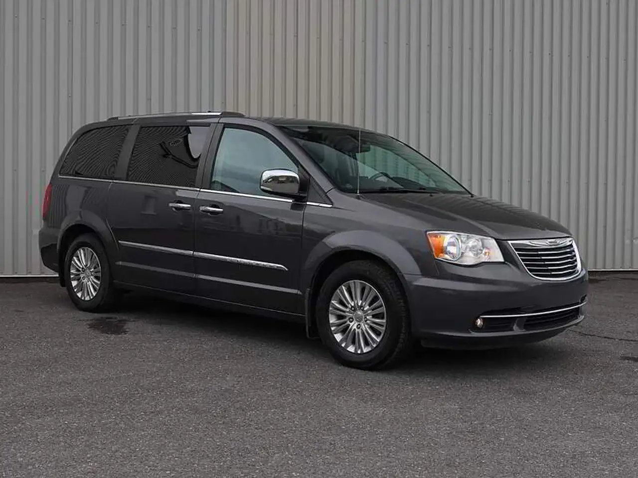 Chrysler Town & Country снимка Chrysler Town & Country