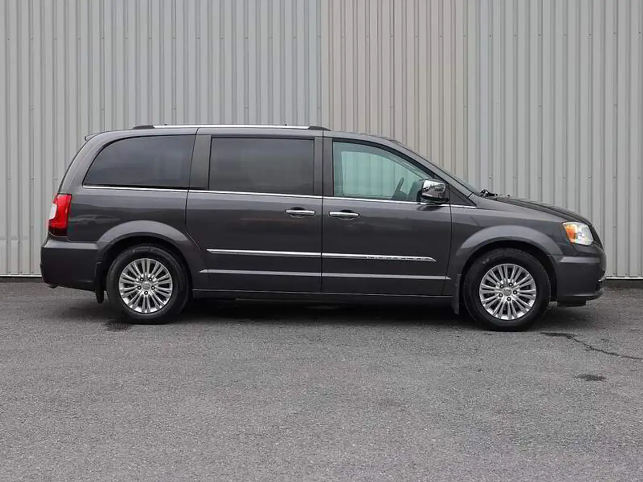 Chrysler Town & Country снимка Chrysler Town & Country