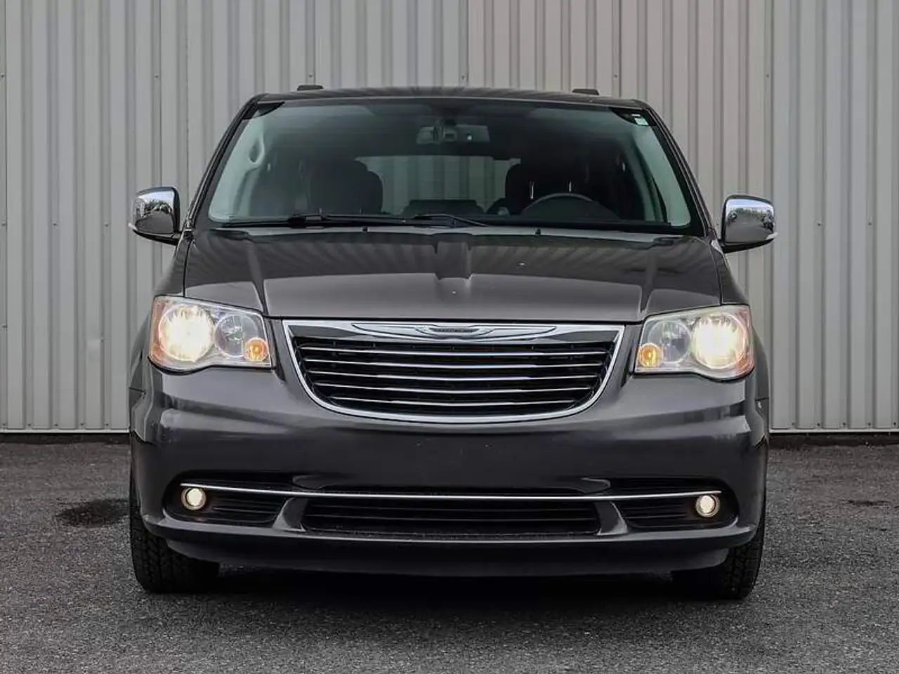 Chrysler Town & Country снимка Chrysler Town & Country