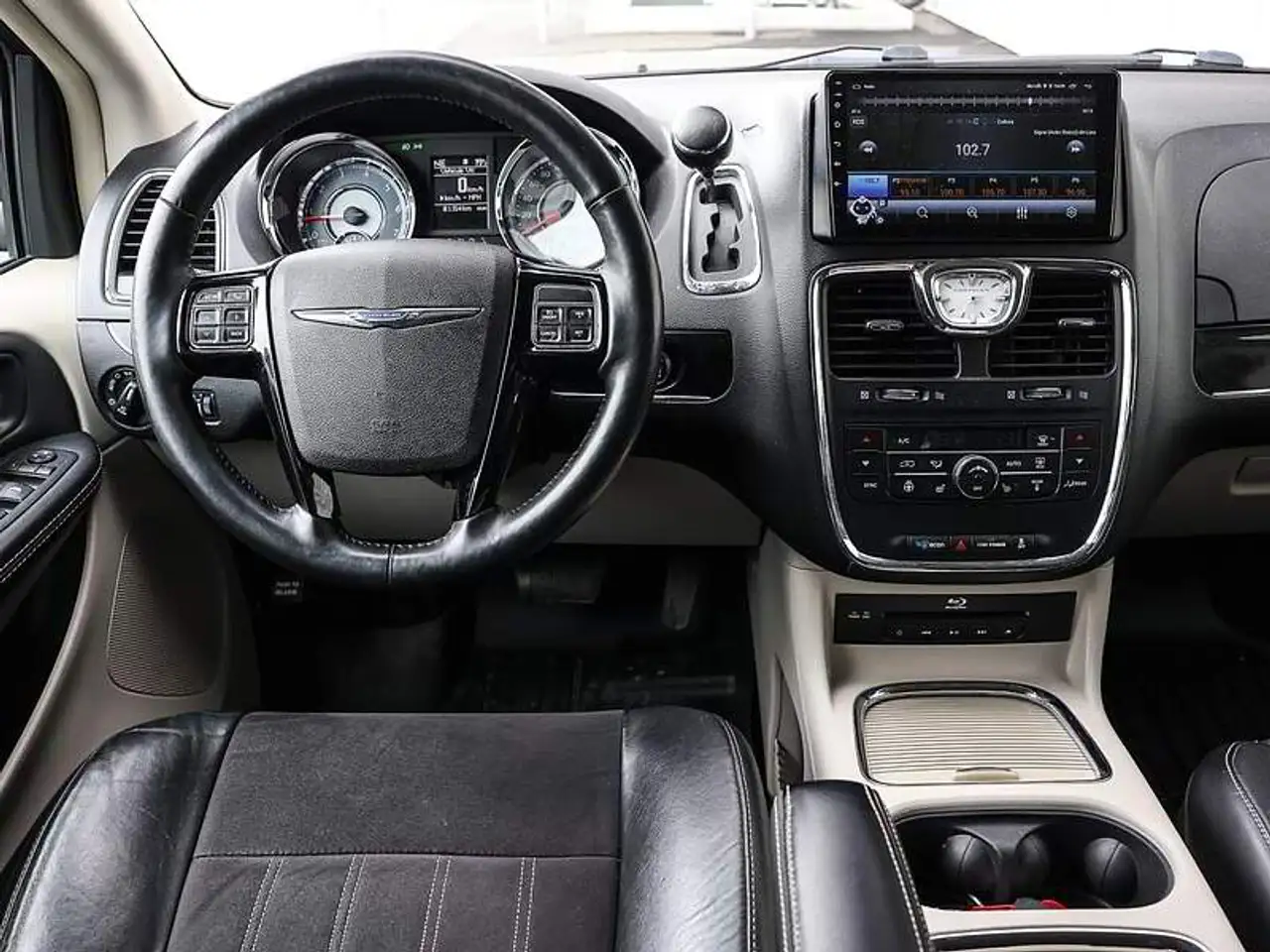 Chrysler Town & Country снимка Chrysler Town & Country