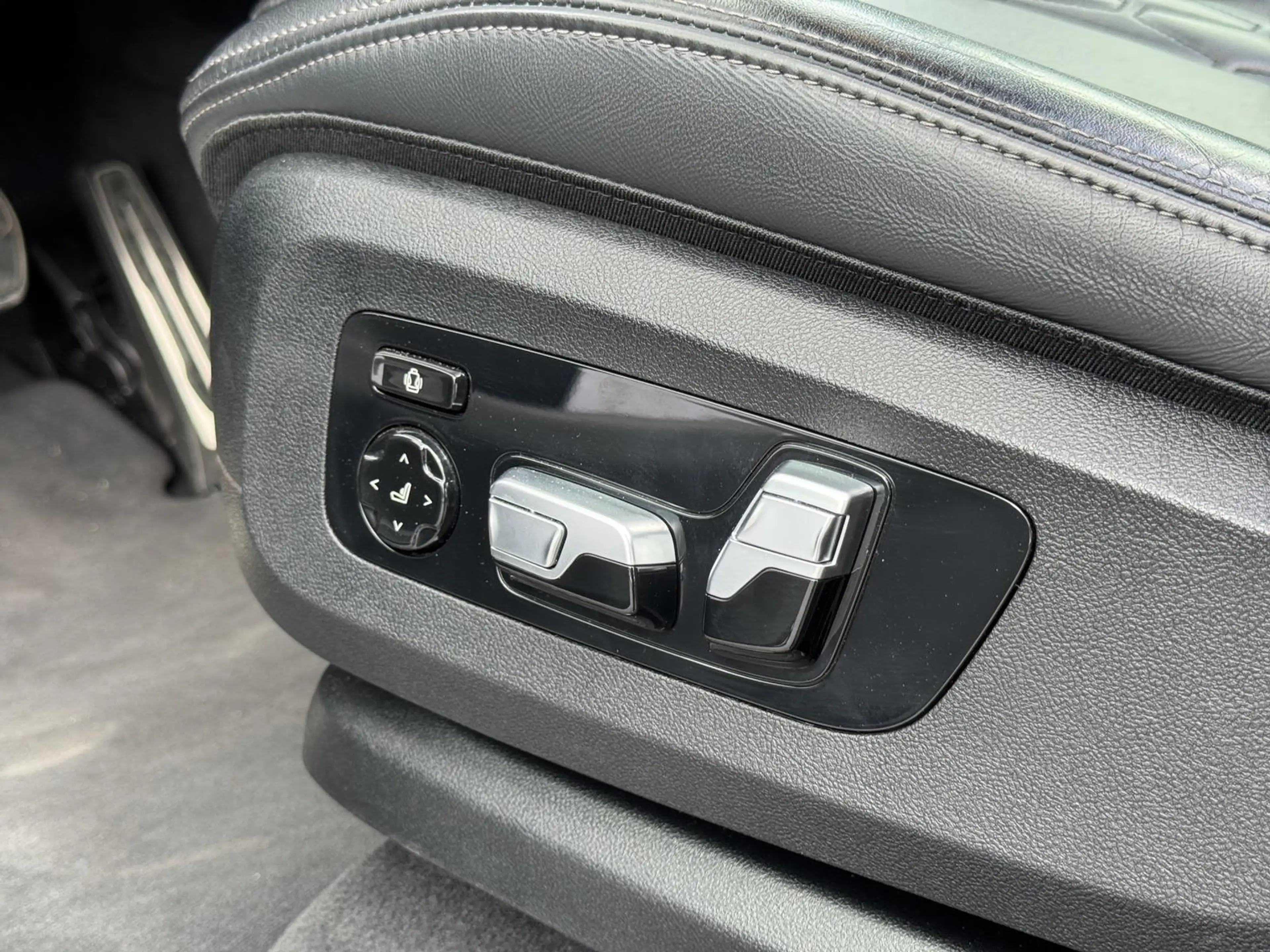 BMW X5 M50i Laser Pano DrivAssProf Standheiz AHK3,5t — photo 13