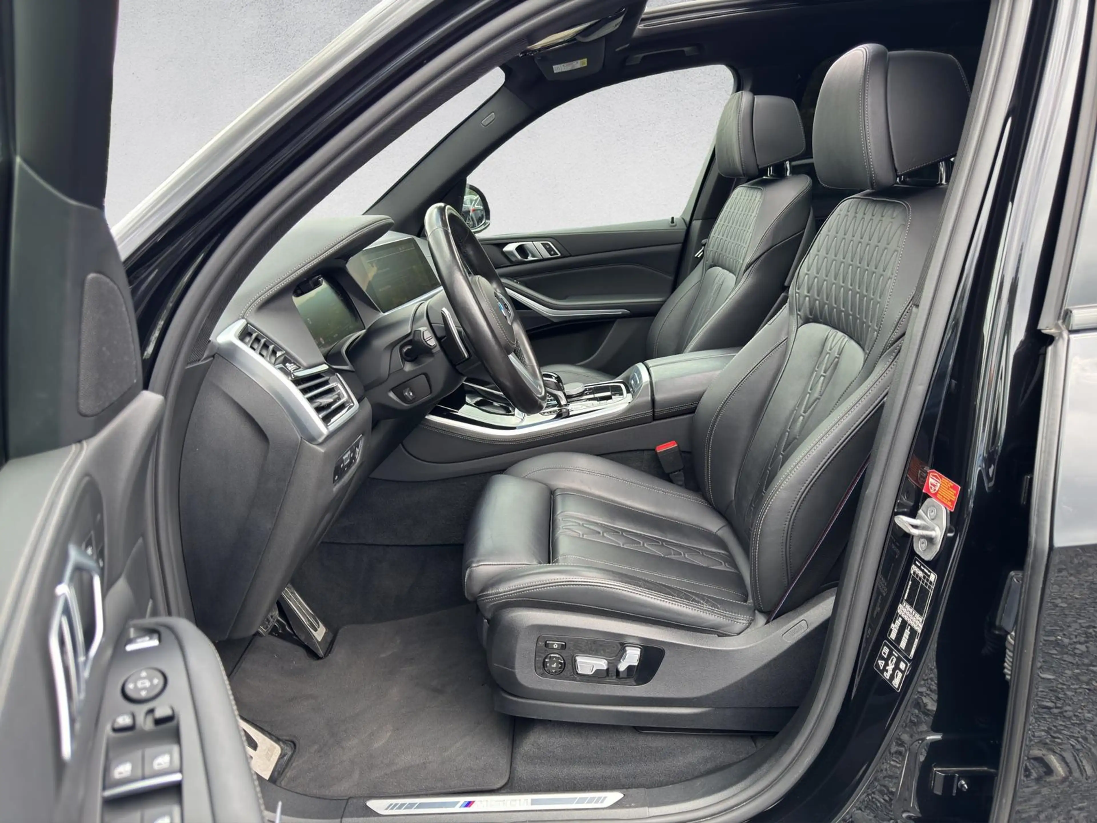 BMW X5 M50i Laser Pano DrivAssProf Standheiz AHK3,5t — photo 11