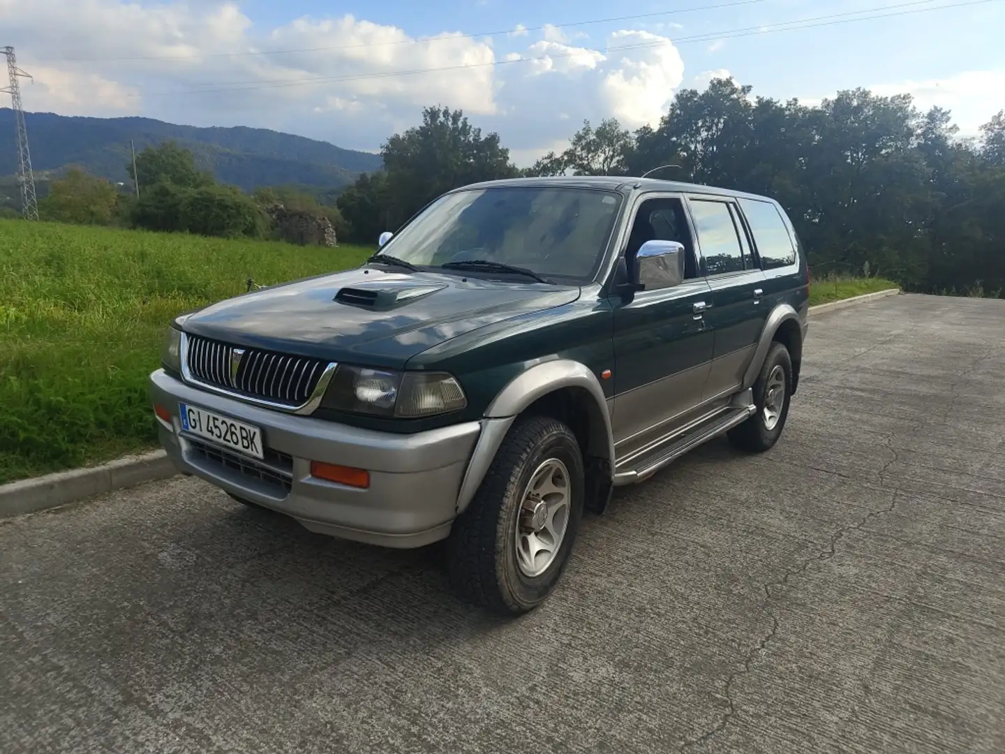 Mitsubishi Montero Largo 2.5 Tdi GLX Grün - 1