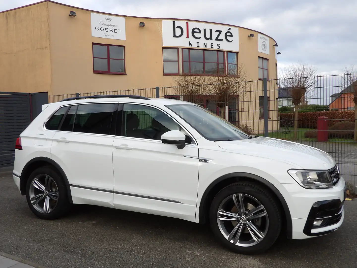 Volkswagen Tiguan 1.5 TSI R-Line -Carplay -1 st eig.- Lane & Fron Wit - 2