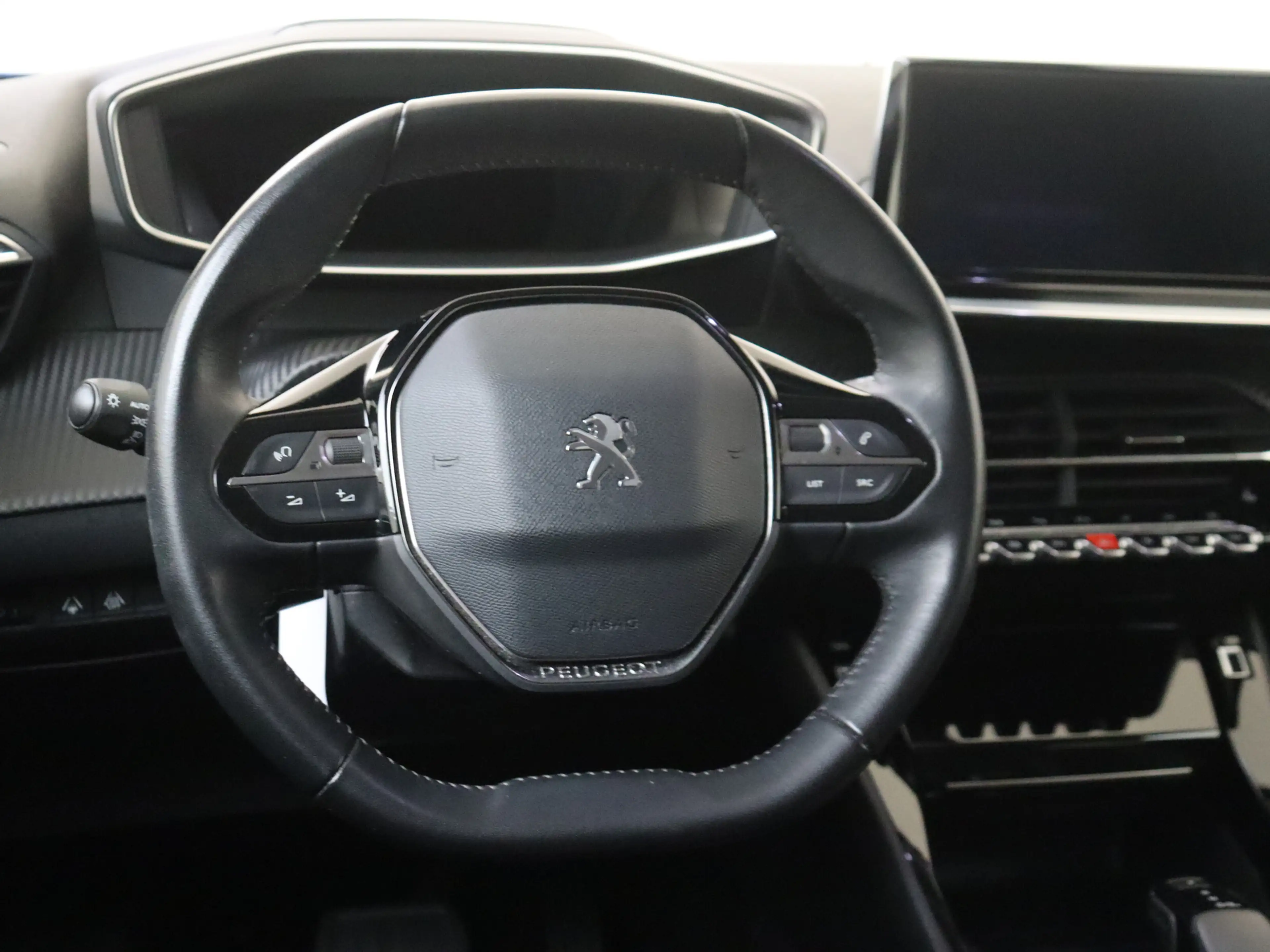 Peugeot e-2008 EV Allure 50 kWh YP — photo 6