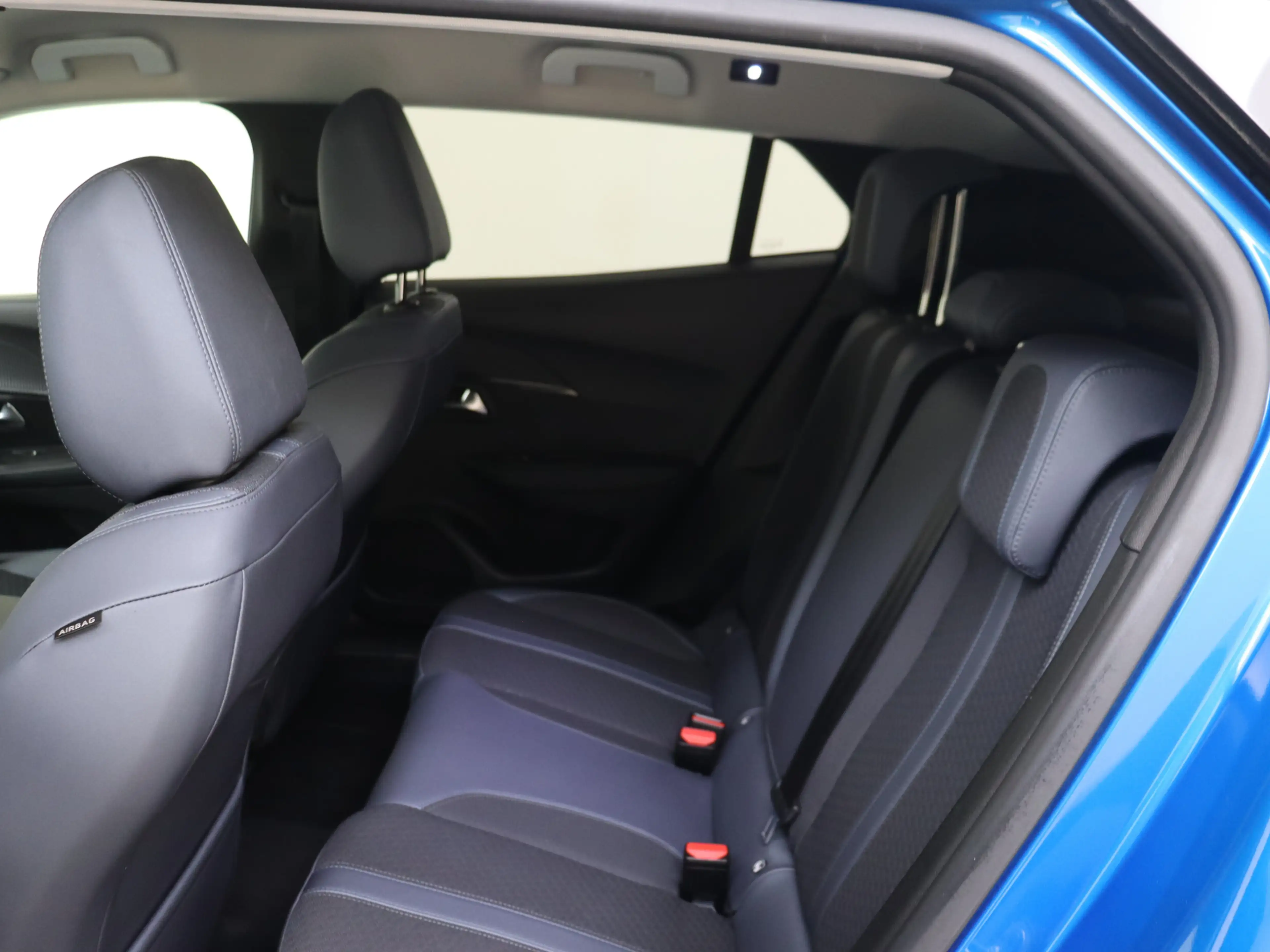 Peugeot e-2008 EV Allure 50 kWh YP — photo 12
