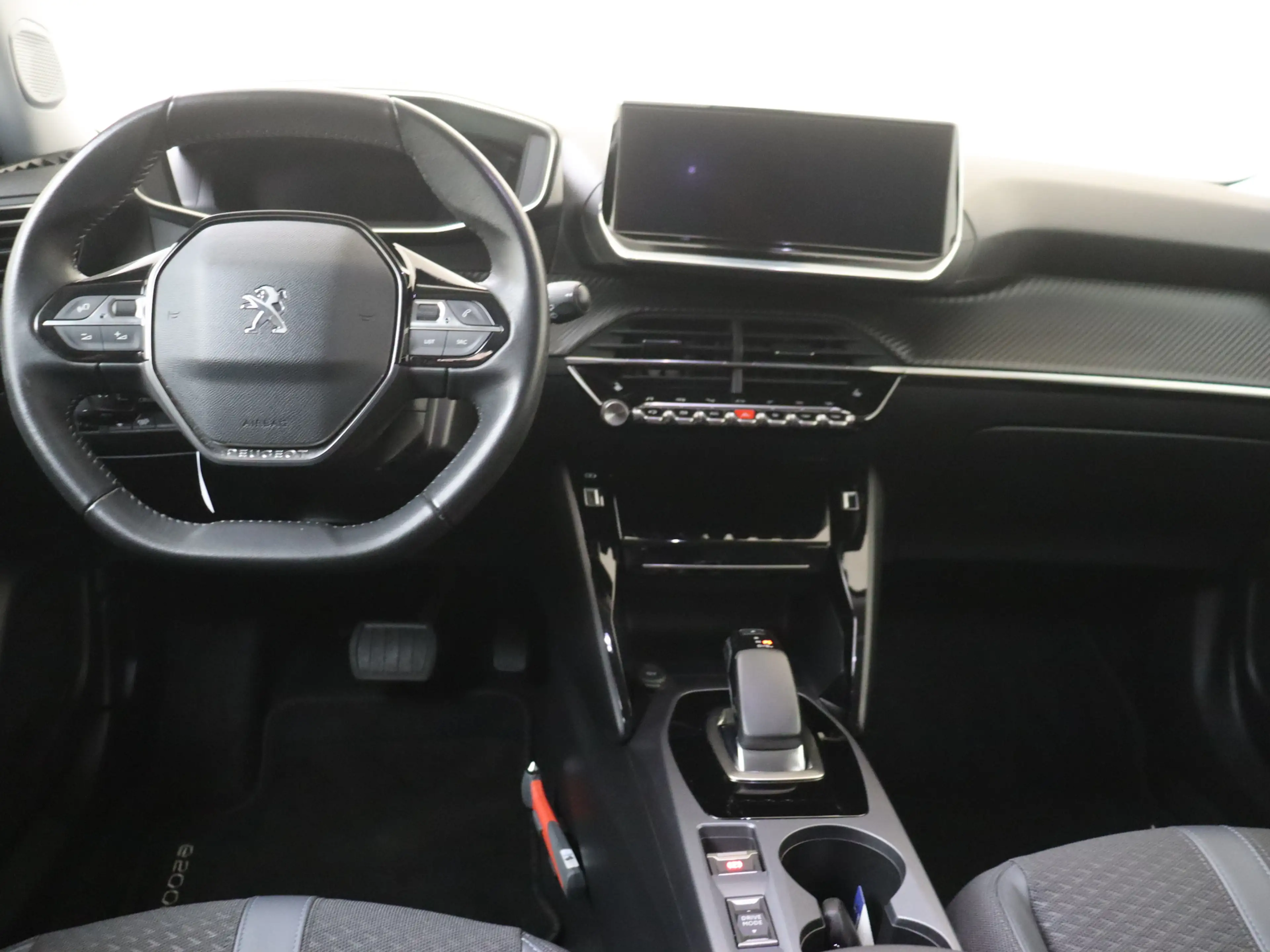 Peugeot e-2008 EV Allure 50 kWh YP — photo 5