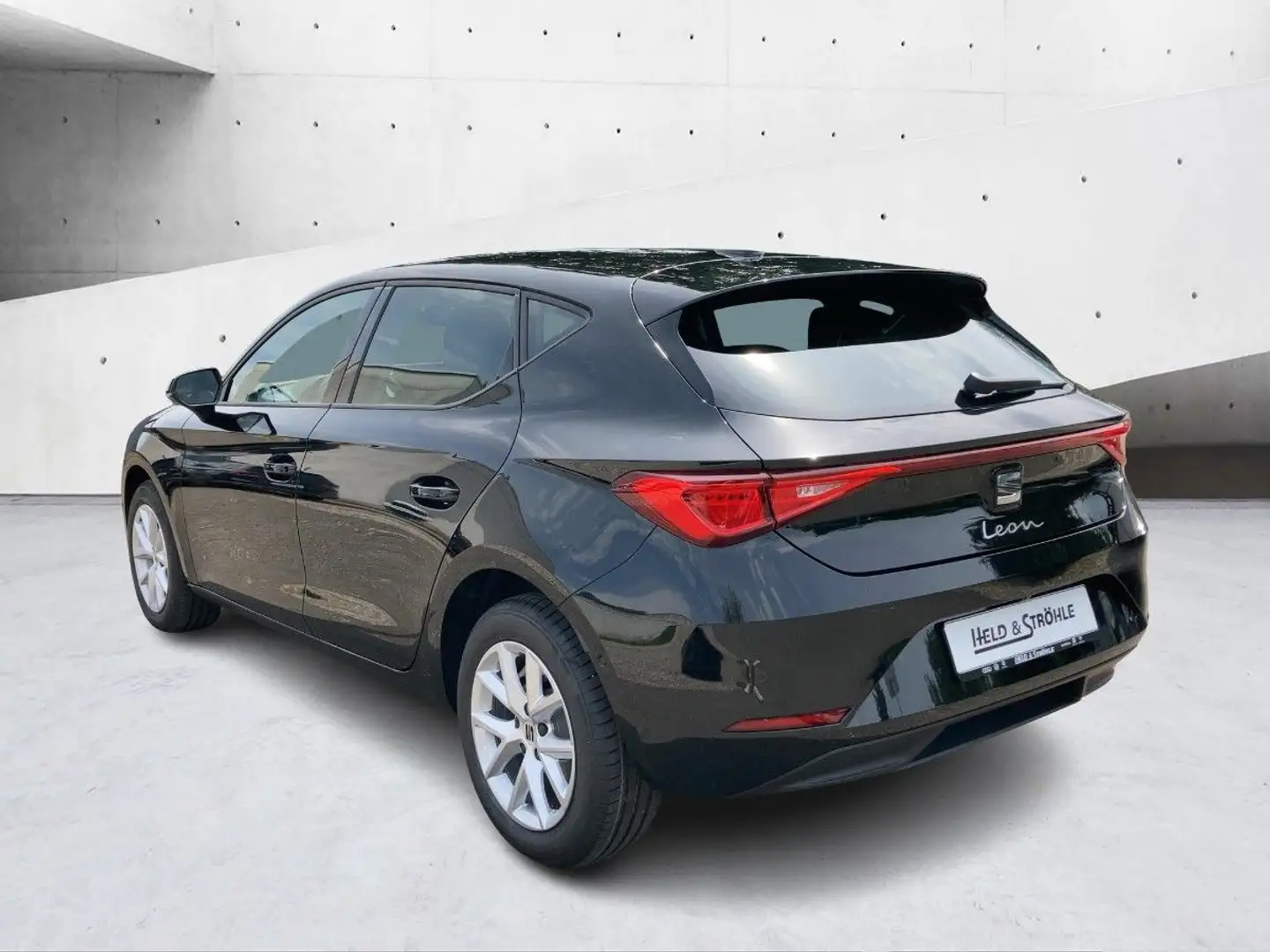 SEAT Leon Road Edition 1.5 eTSI 110 kW DSG R-KAM NAVI Schwarz - 2