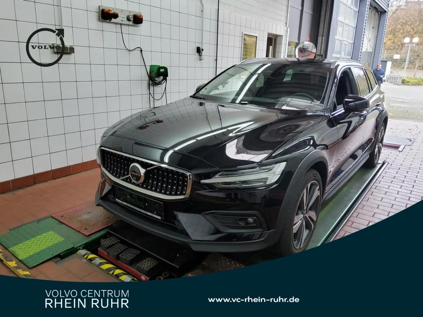 Volvo V60 Cross Country B4 AWD Ultimate+WINTERPAK Schwarz - 1