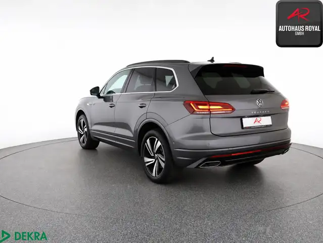 Volkswagen Touareg view 3