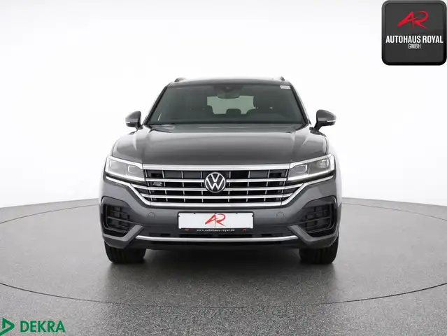 Volkswagen Touareg view 8