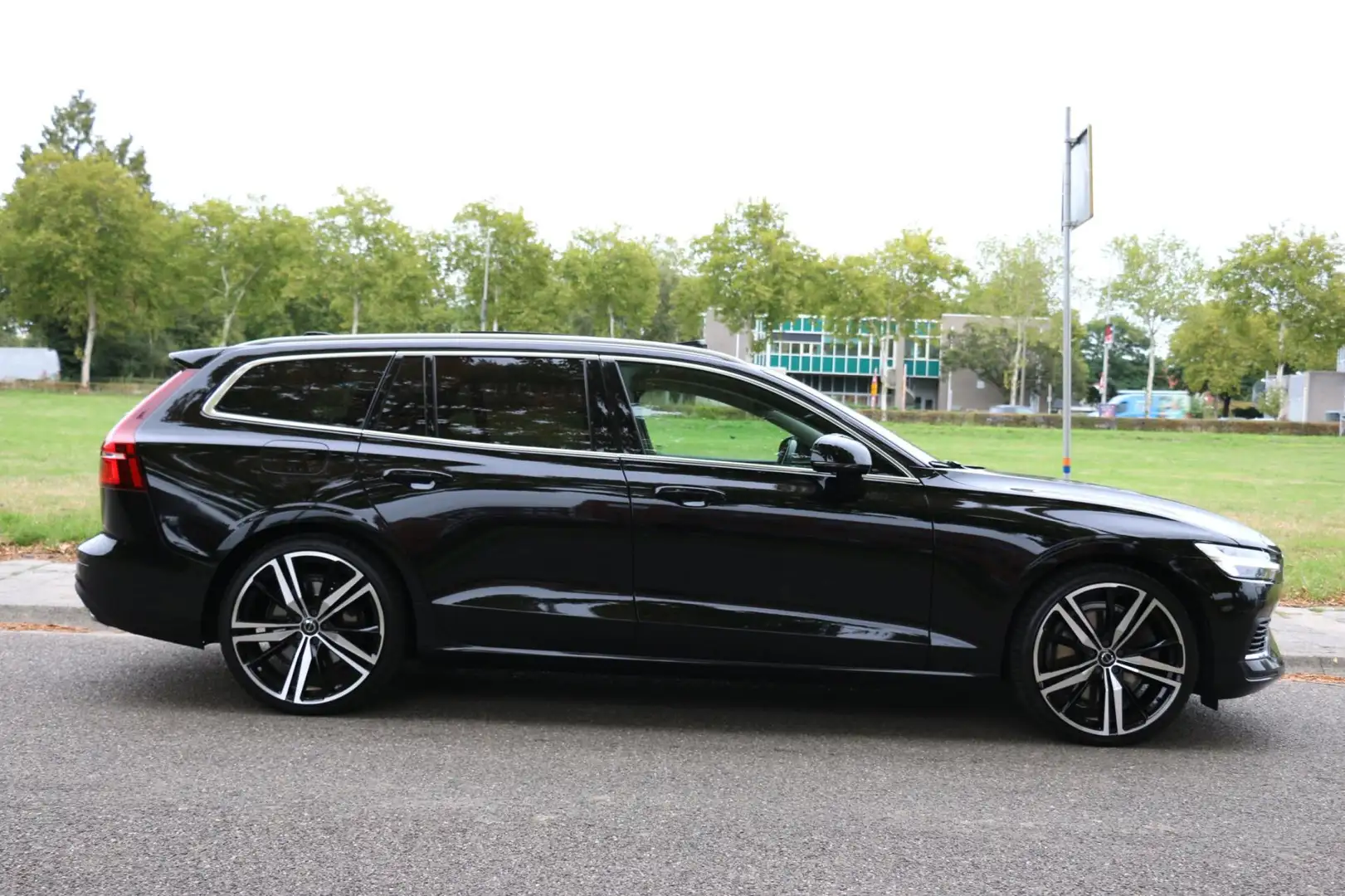 Volvo V60 2.0 T8 Plug-in Hybrid AWD Plus R-Line 341Pk Aut Fu Zwart - 2