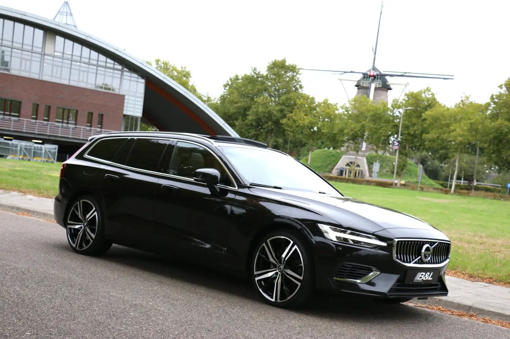 Volvo V60 2.0 T8 Plug-in Hybrid AWD Plus R-Line 341Pk Aut Fu Zwart - 1