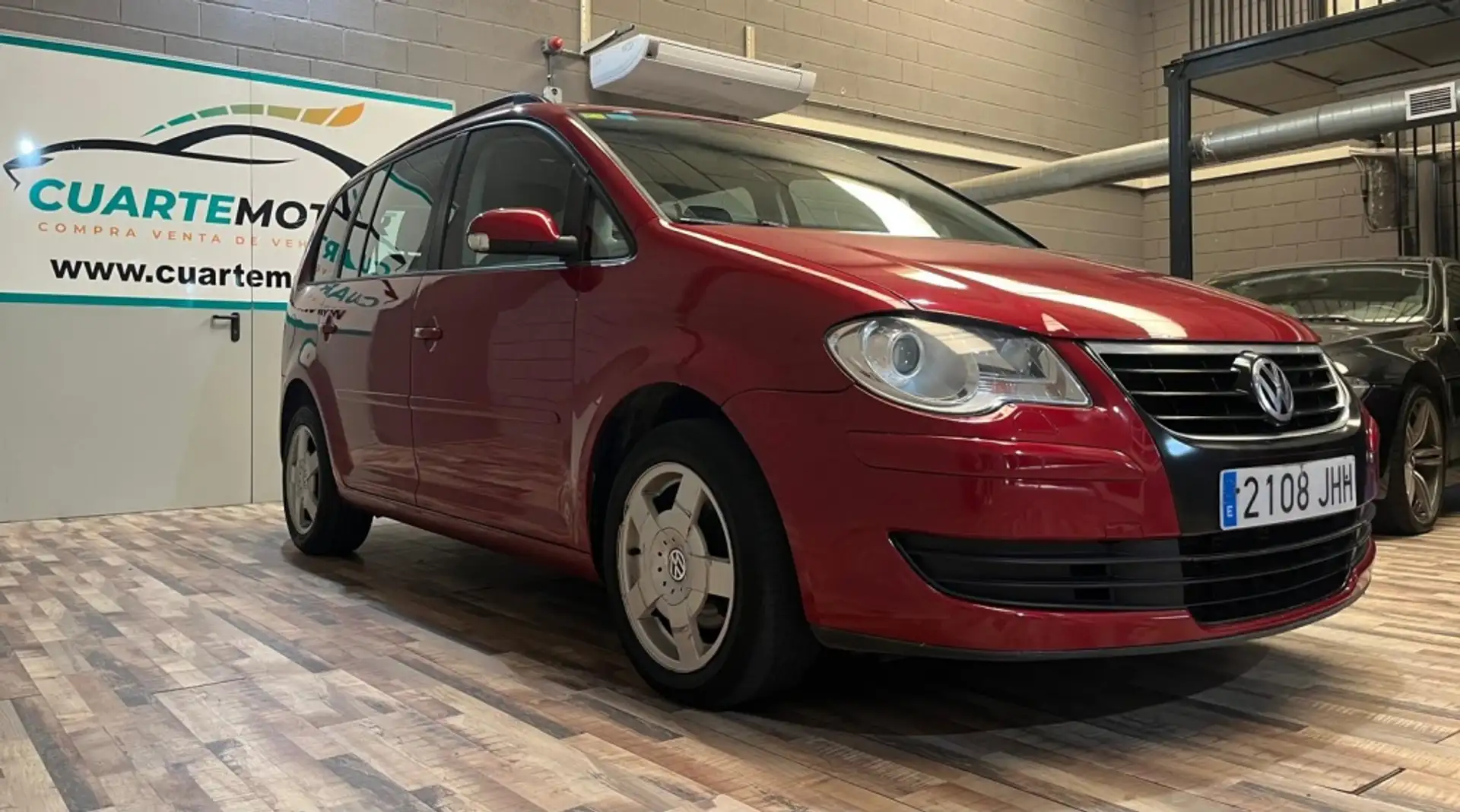 Volkswagen Touran 2.0TDI Highline DSG Paars - 1