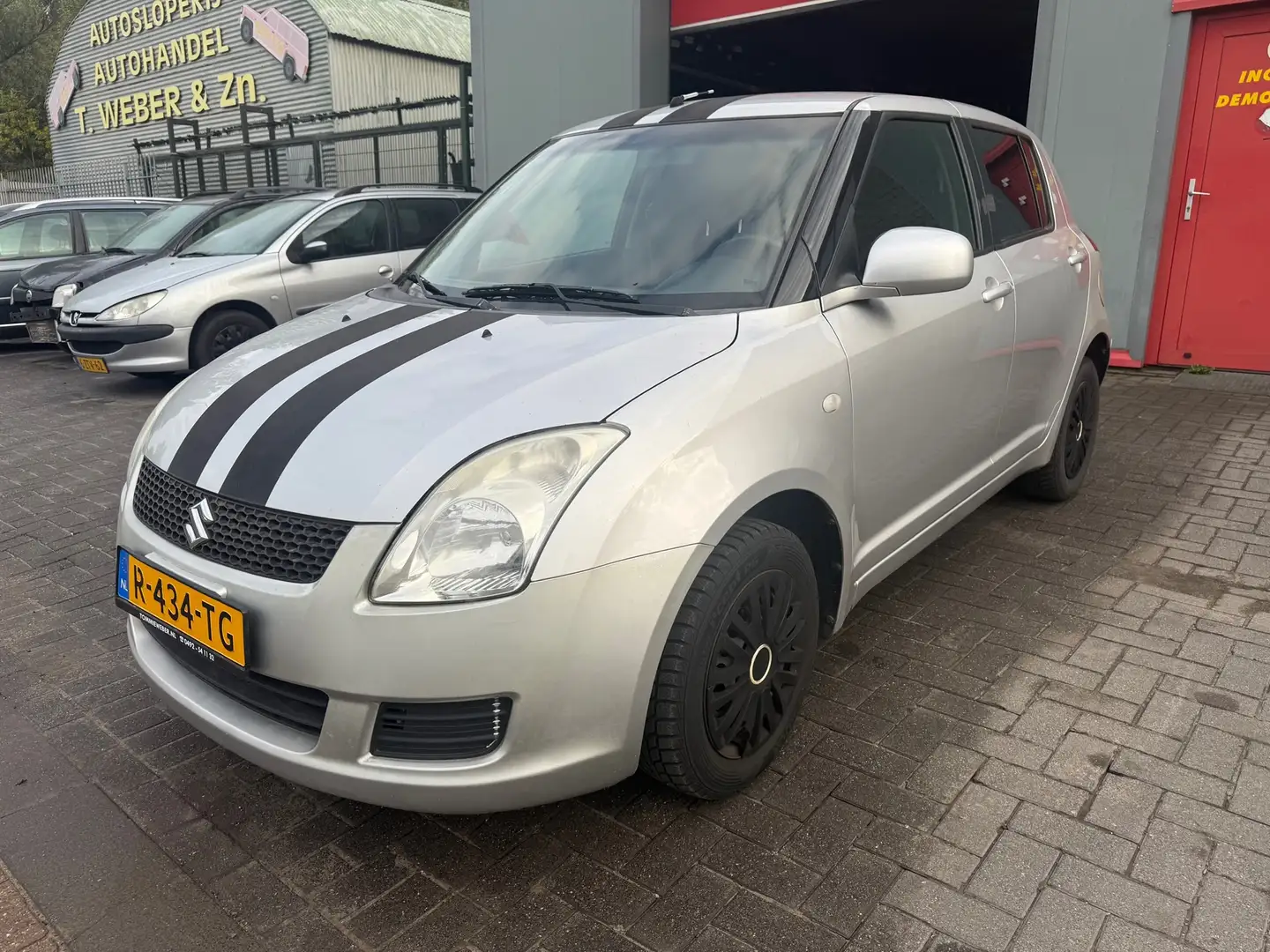 Suzuki Swift 1.3 Base Gris - 1