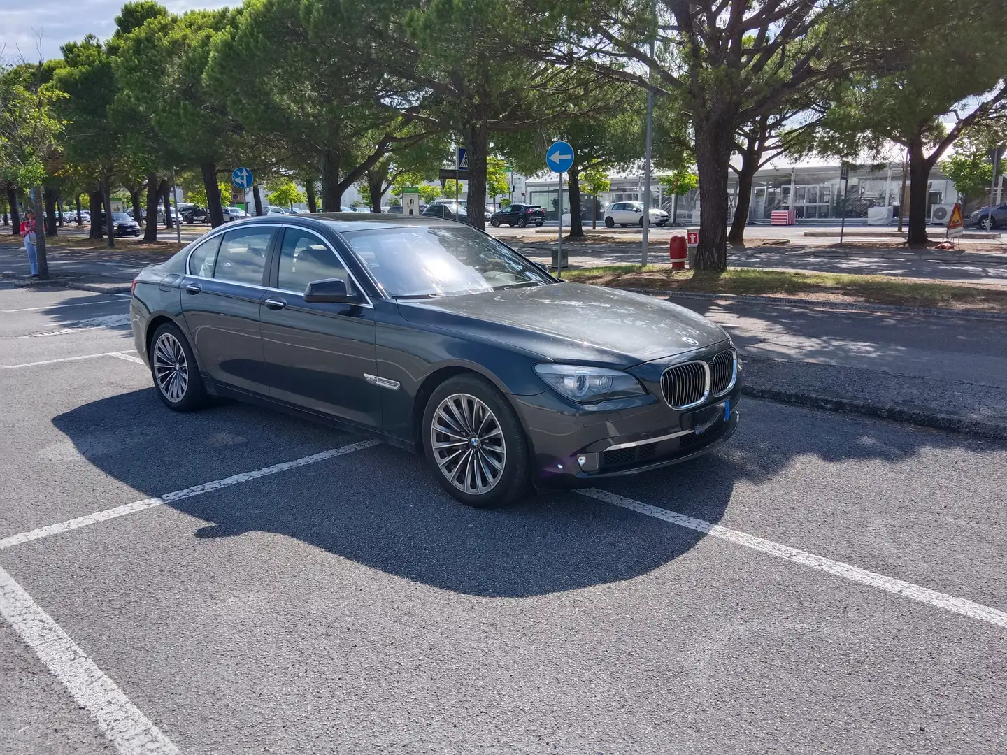 BMW 750 Serie 7 F/01-02 750i xdrive Eccelsa auto Šedá - 2