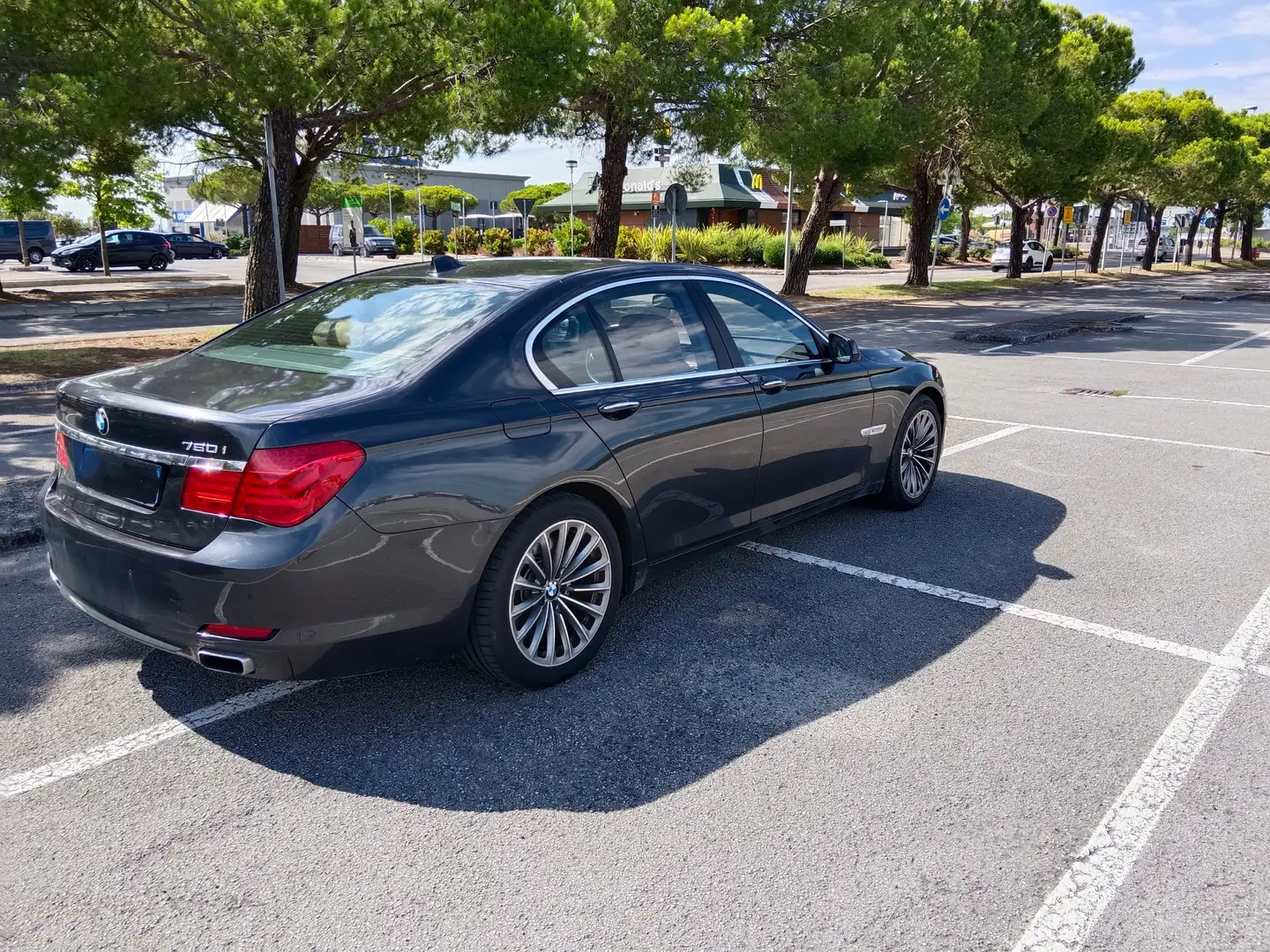 BMW 750 Serie 7 F/01-02 750i xdrive Eccelsa auto Šedá - 1