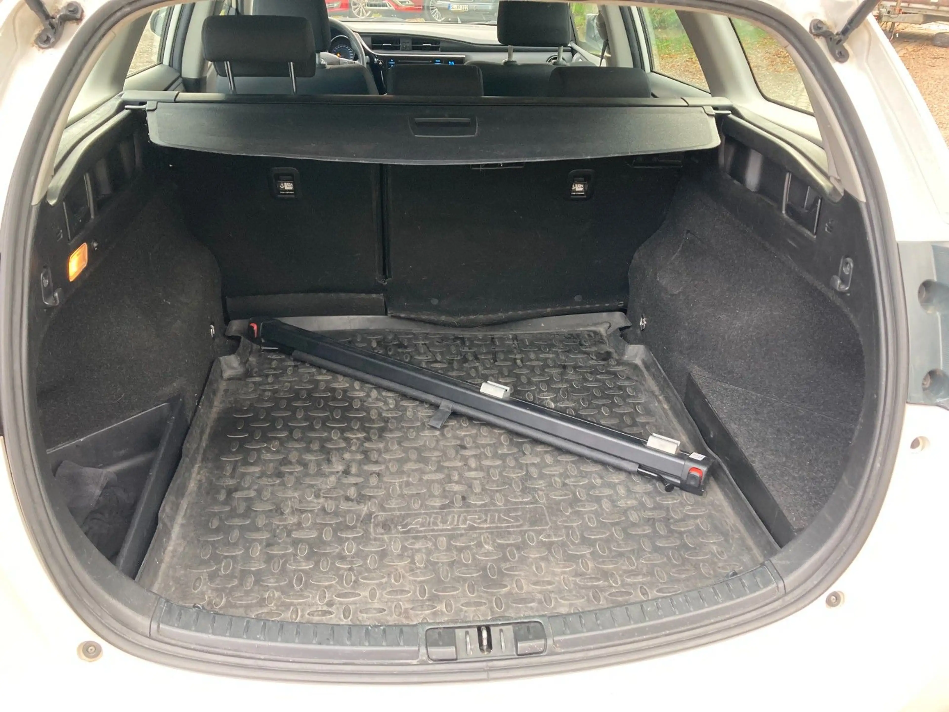 Toyota Auris Touring Sports Hybrid Cool — photo 8